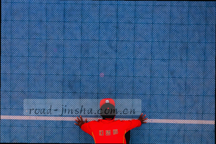 多份资料整齐叠放，露出书脊与分类标签，标签上印着编号